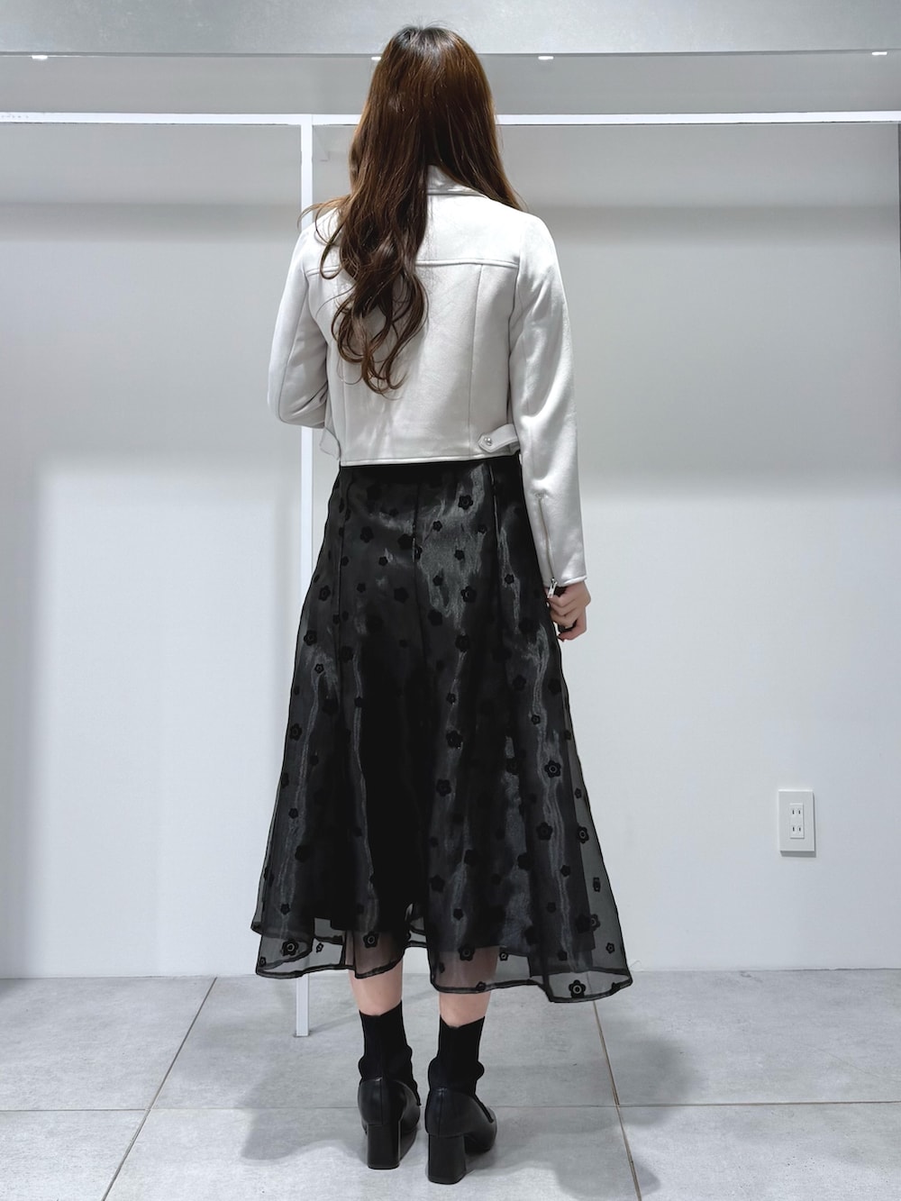 その他のワンピース、ブラック系のブーツ、グレー系のライダースジャケットを着用したレディースの冬コーディネートの3枚目の写真