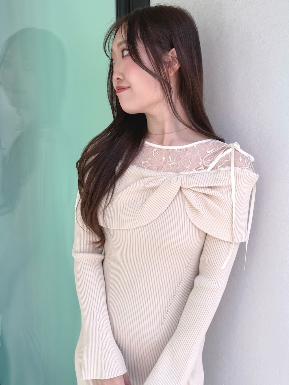 ホワイト系のワンピース、ブラック系のショルダーバッグ、ブラック系のブーツを着用したレディースの秋コーディネートの5枚目の写真