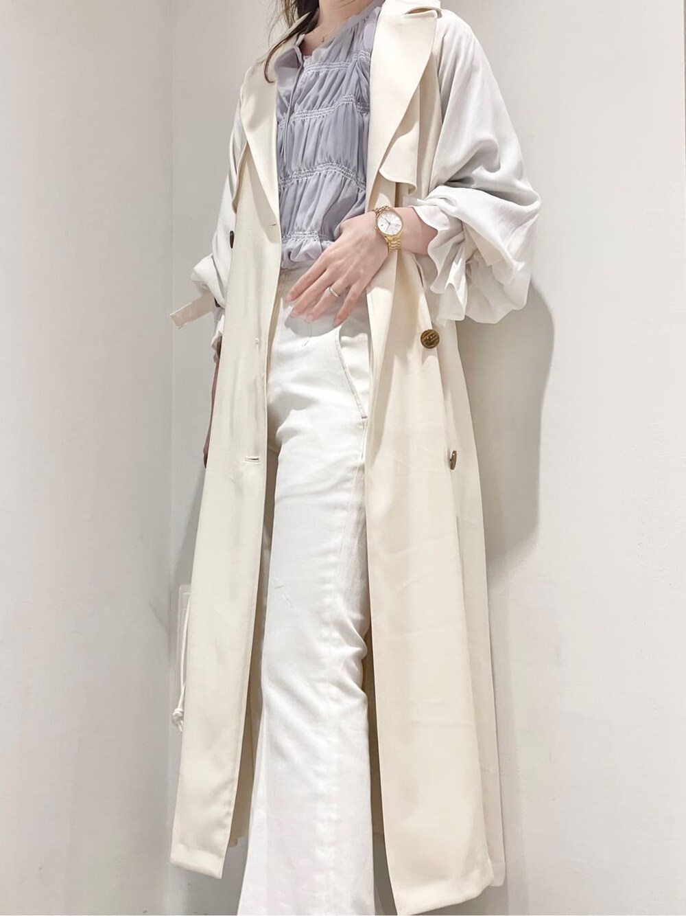 ホワイト系のその他アウター、パープル系のシャツ/ブラウス、ベージュ系のパンプスを着用したレディースの冬コーディネートの4枚目の写真