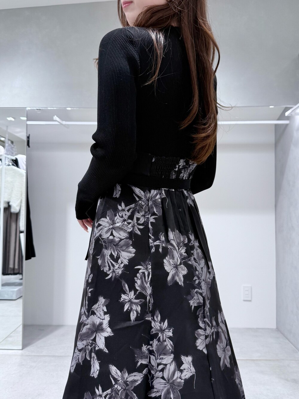 ブラック系のワンピース、ブラック系のブーツを着用したレディースの冬コーディネートの7枚目の写真