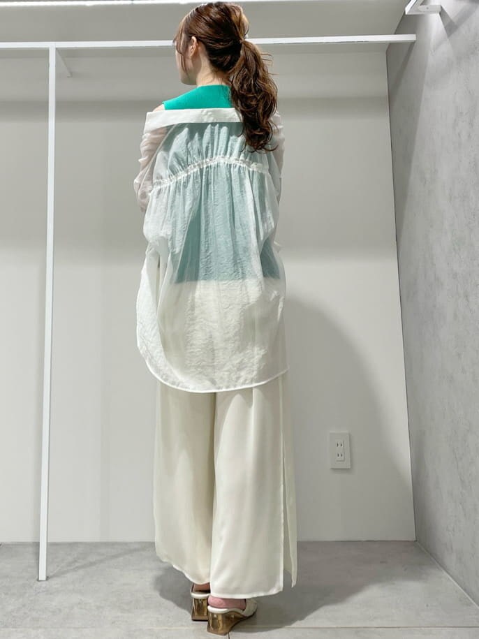 ホワイト系のシャツ/ブラウス、ホワイト系のその他パンツ、ホワイト系のサンダルを着用したレディースの夏コーディネートの3枚目の写真