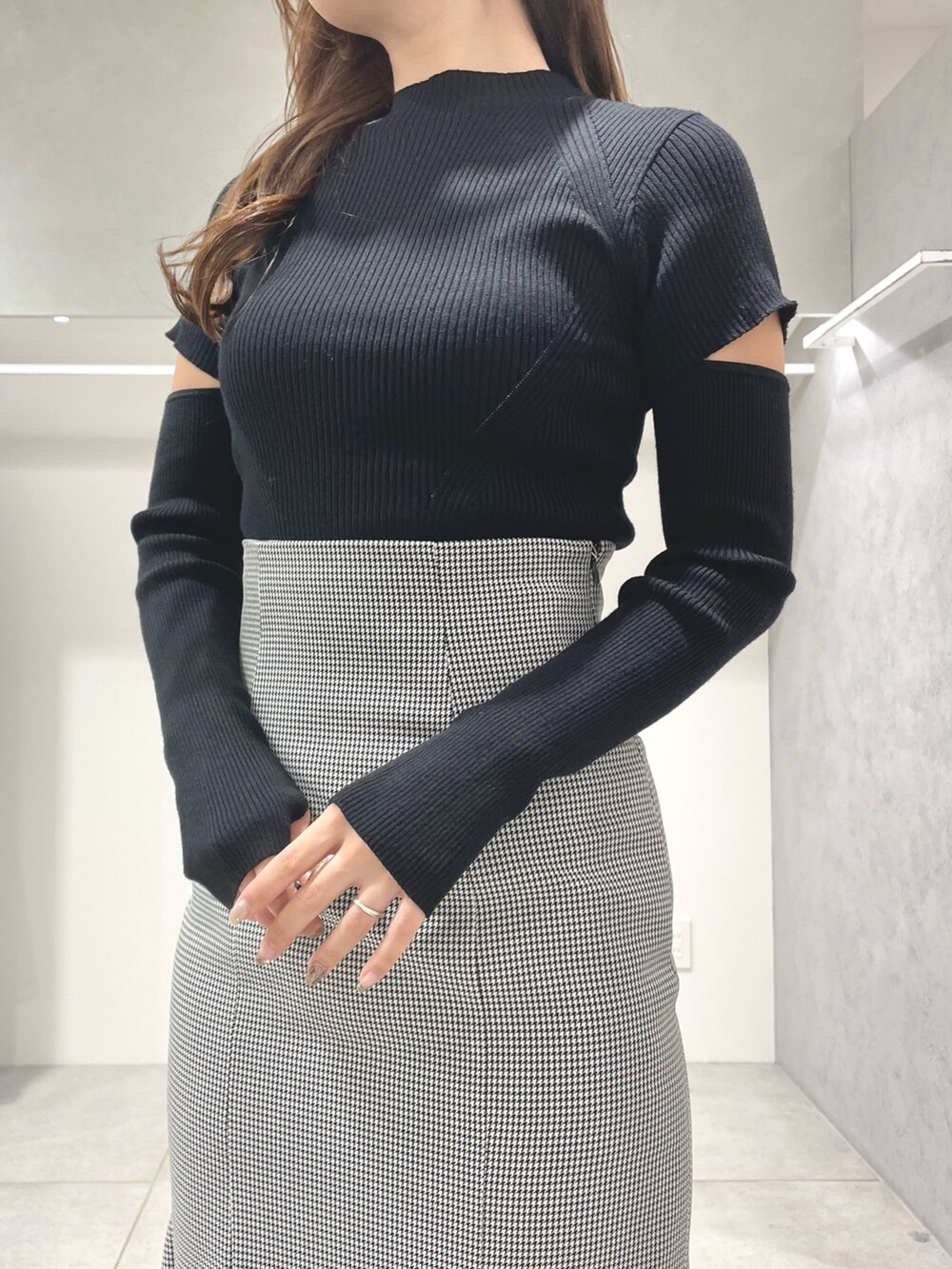 ブラック系のライダースジャケット、ブラック系のニット/セーター、その他のスカートを着用したレディースの秋コーディネートの7枚目の写真