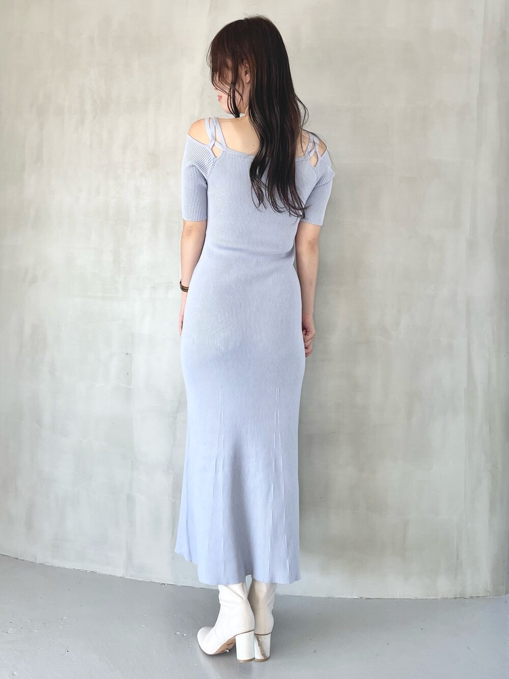 ブルー系のワンピース、ホワイト系のブーツを着用したレディースの秋コーディネートの3枚目の写真