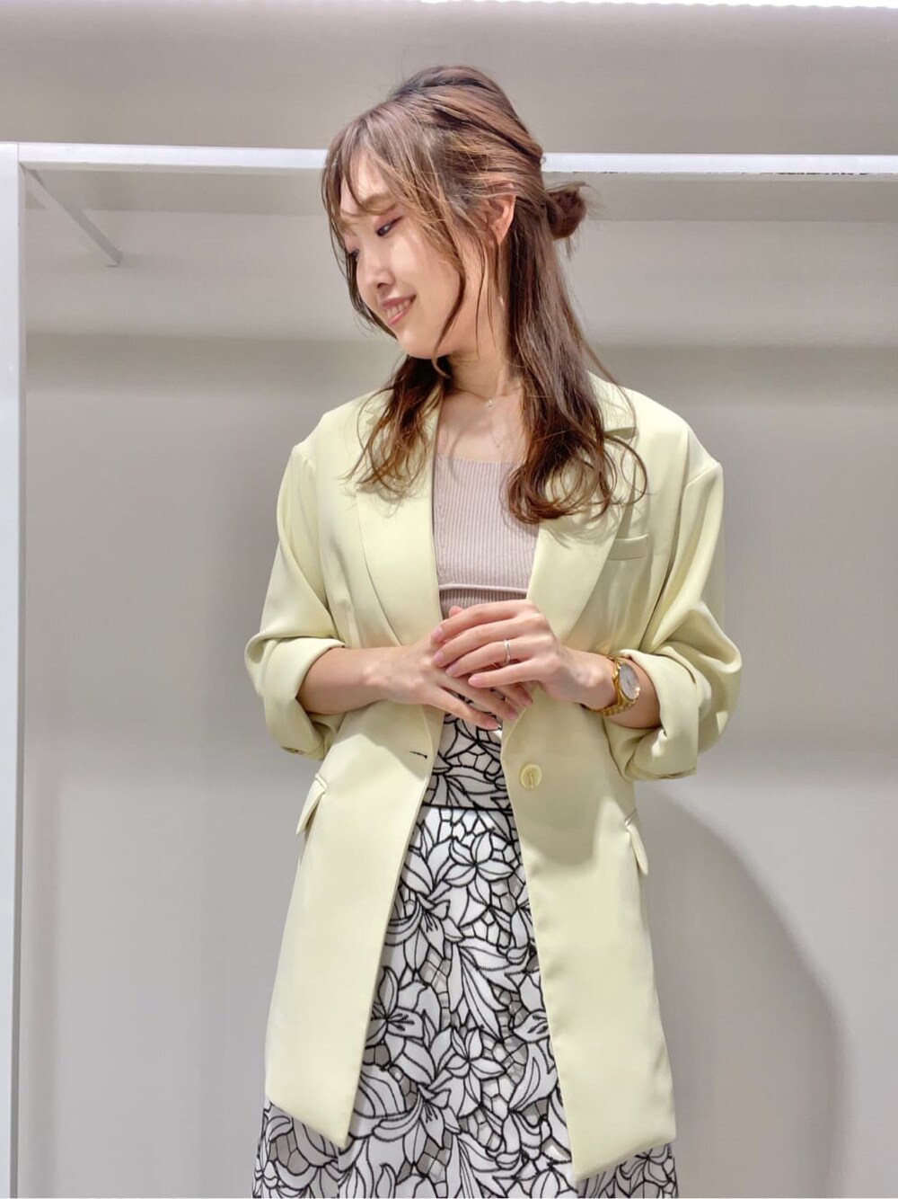 ベージュ系のニット/セーター、ベージュ系のサンダル、ブラック系のスカートを着用したレディースの春コーディネートの4枚目の写真