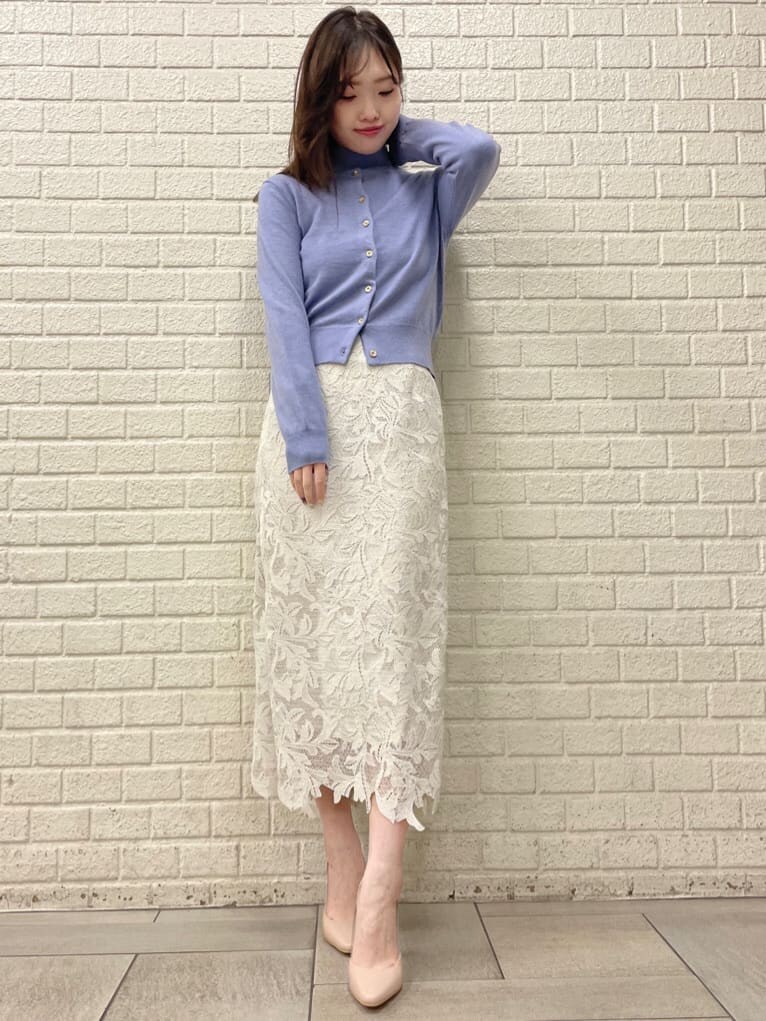 ベージュ系のパンプス、ホワイト系のスカート、ブルー系のニット/セーターを着用したレディースの冬コーディネートの2枚目の写真
