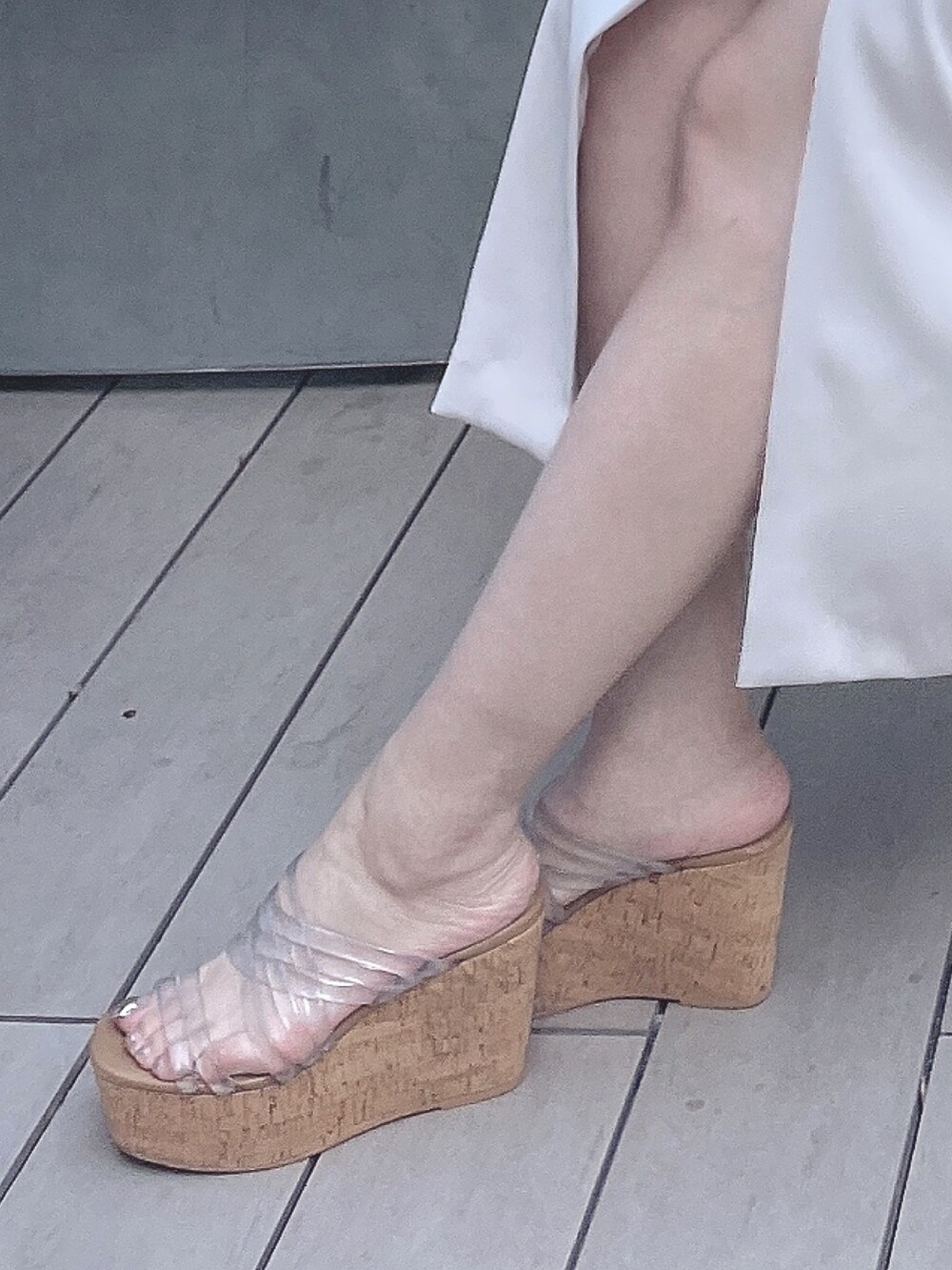 ホワイト系のワンピース、その他のサンダル、パープル系のニット/セーターを着用したレディースの春コーディネートの6枚目の写真