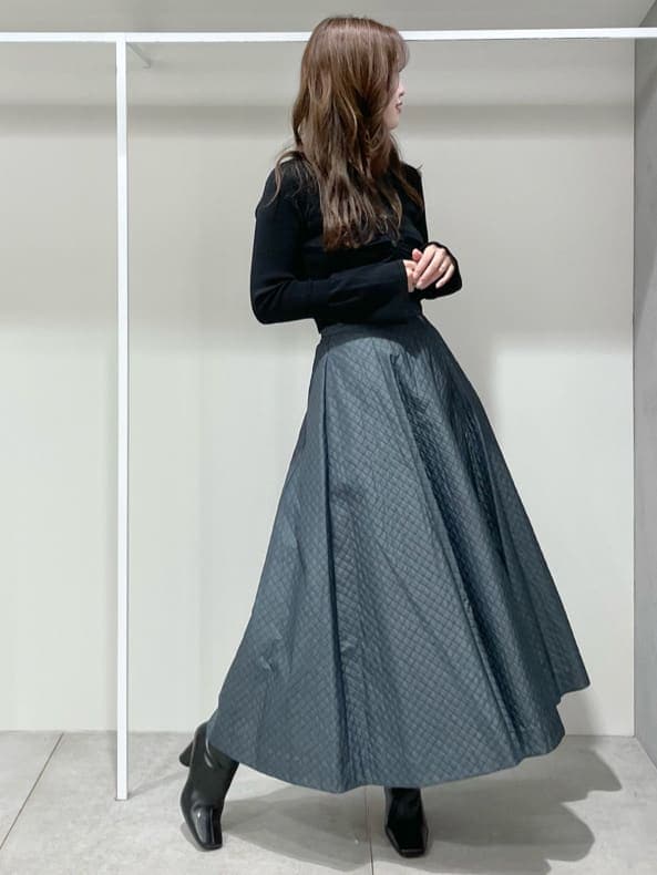 ブラック系のカーディガン/ボレロ、ブラック系のブーツ、グレー系のスカートを着用したレディースの夏コーディネートの4枚目の写真
