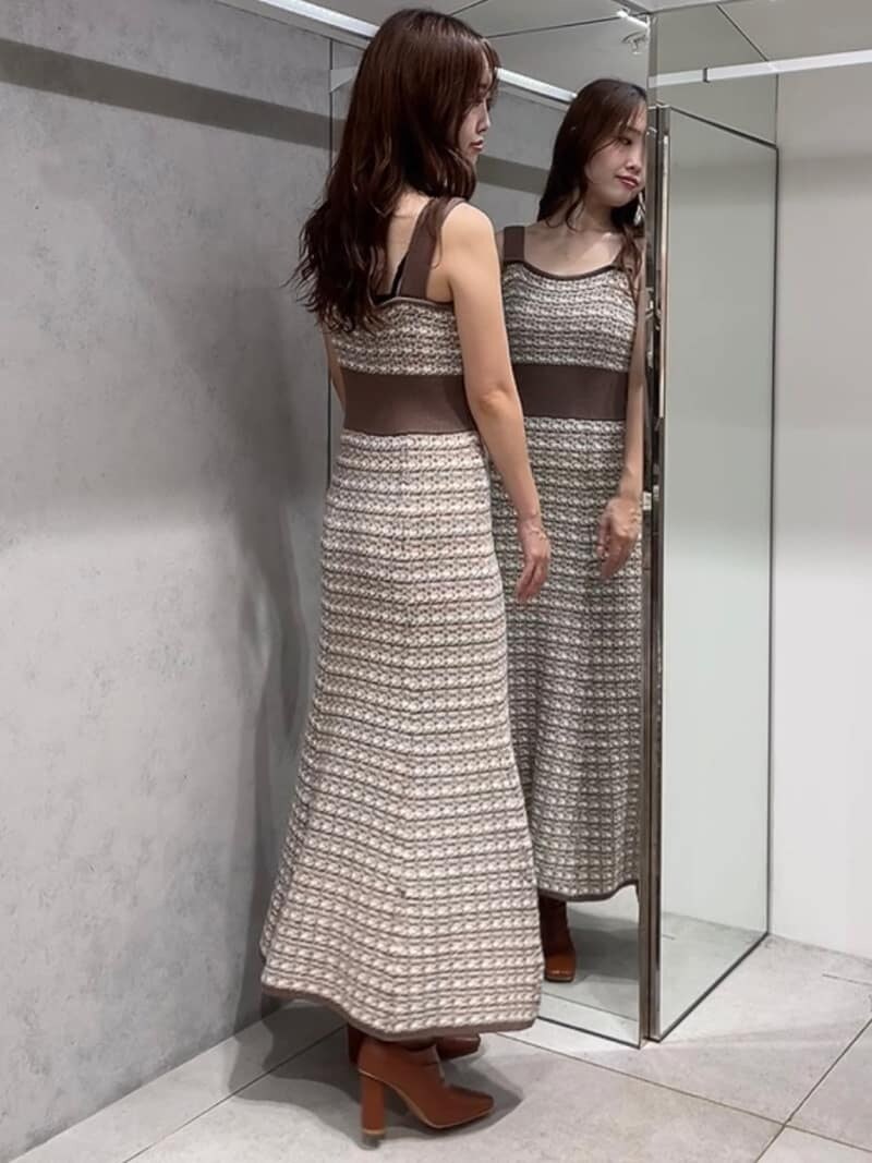 ブラウン系のブーツ、ベージュ系のジャンパースカート、ベージュ系のカーディガン/ボレロを着用したレディースの秋コーディネートの8枚目の写真