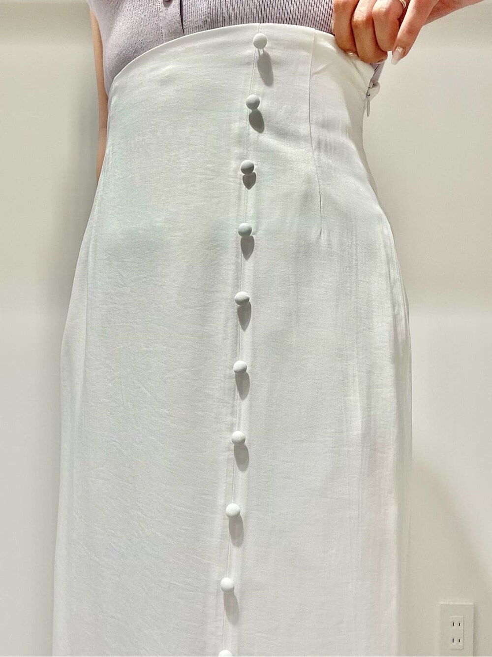 その他のサンダル、ホワイト系のスカート、パープル系のニット/セーターを着用したレディースの夏コーディネートの7枚目の写真