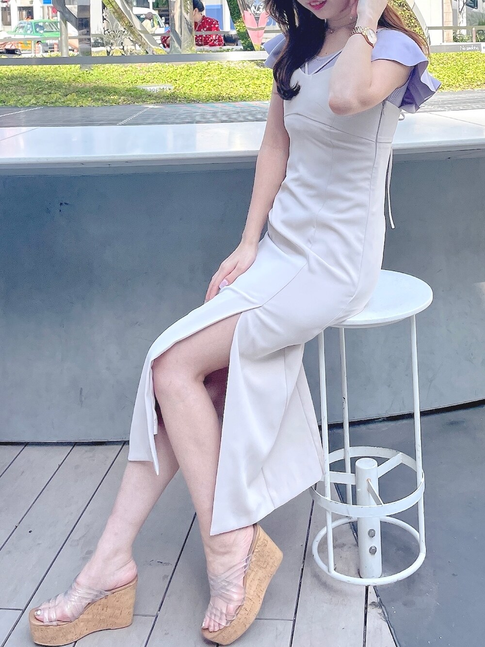 ホワイト系のワンピース、その他のサンダル、パープル系のニット/セーターを着用したレディースの春コーディネートの5枚目の写真