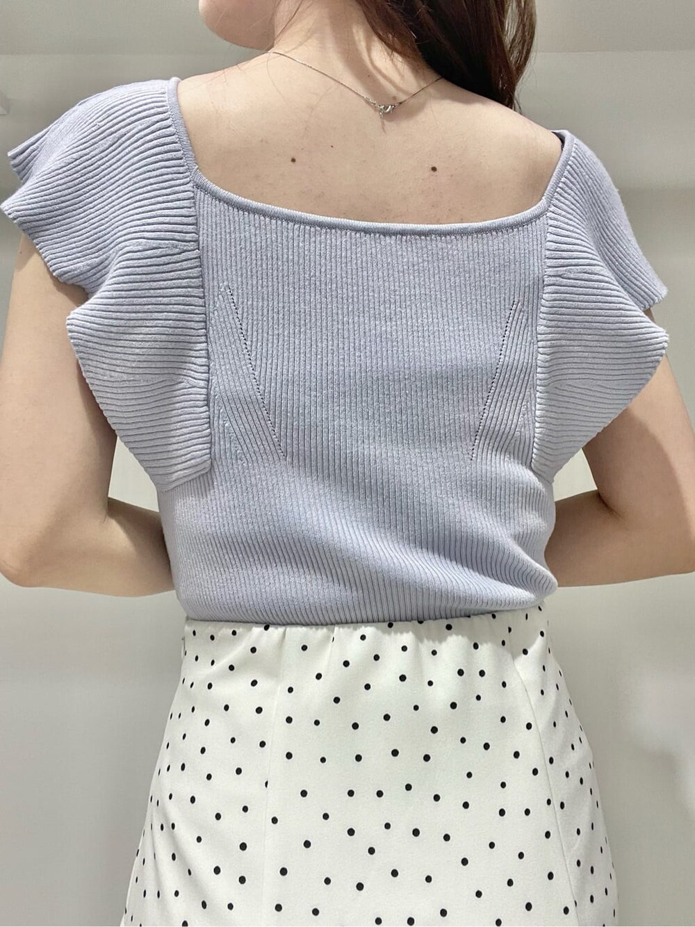 ホワイト系のスカート、グリーン系のサンダル、ブルー系のニット/セーターを着用したレディースの春コーディネートの5枚目の写真