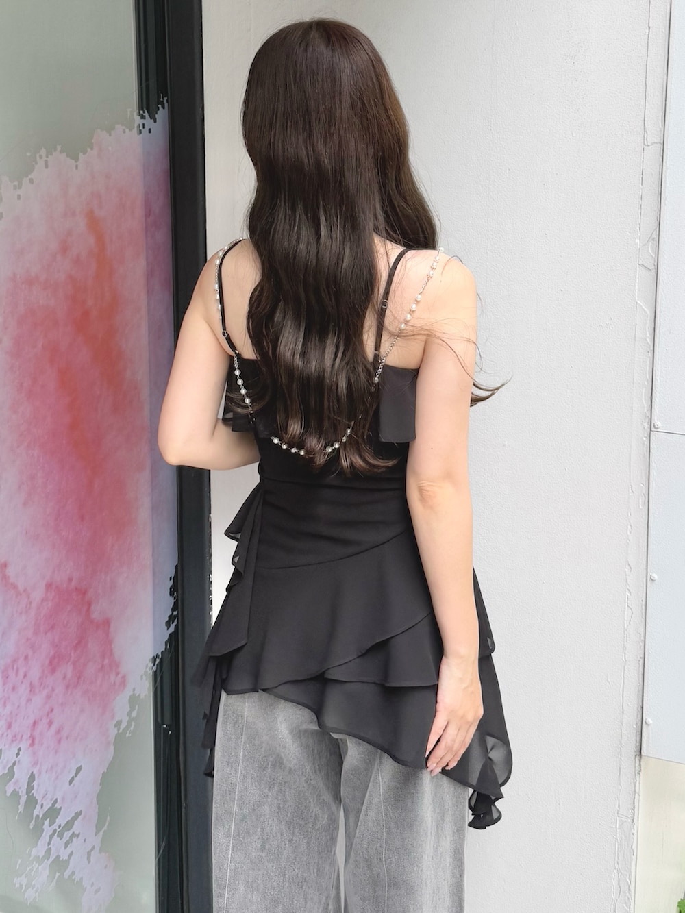 グレー系のデニムパンツ、ブラック系のシャツ/ブラウス、ブラック系のサンダルを着用したレディースの夏コーディネートの7枚目の写真