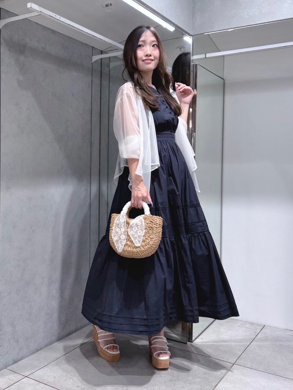 ホワイト系のシャツ/ブラウス、ブルー系のワンピース、その他のサンダルを着用したレディースの夏コーディネートの2枚目の写真