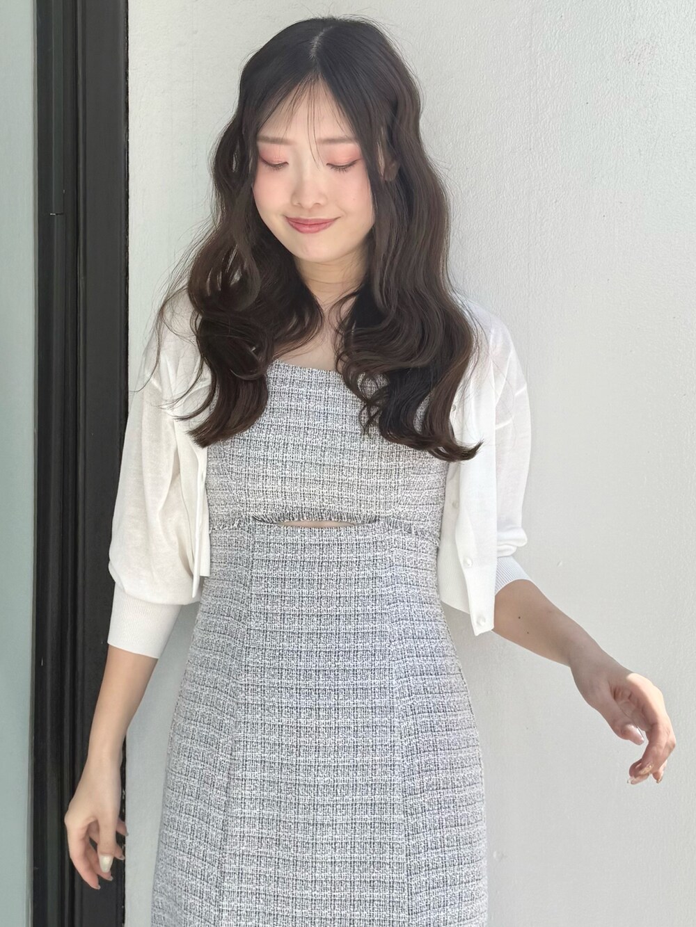 グレー系のワンピース、ホワイト系のカーディガン/ボレロ、その他のサンダルを着用したレディースの春コーディネートの6枚目の写真