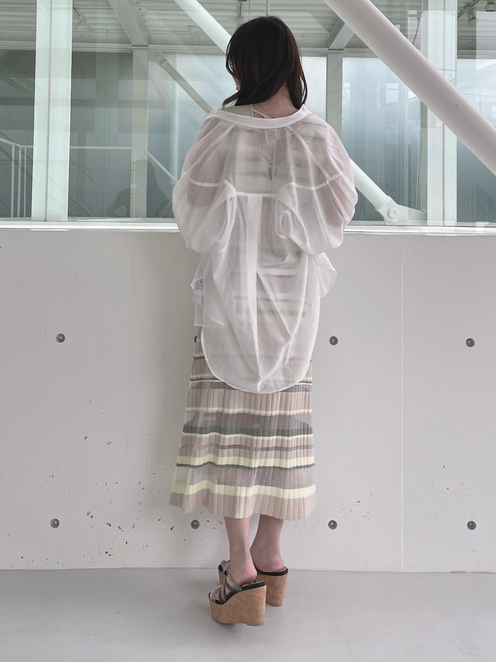 ホワイト系のシャツ/ブラウス、その他のワンピース、ブラック系のサンダルを着用したレディースの夏コーディネートの3枚目の写真