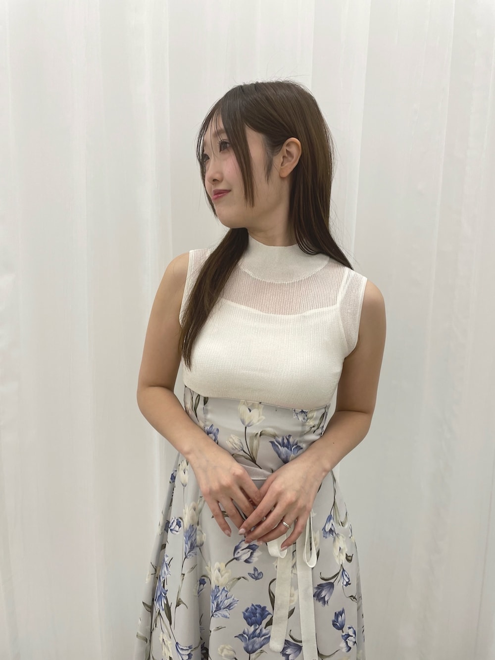 ブルー系のワンピース、ホワイト系のテーラードジャケット、ホワイト系のパンプスを着用したレディースの春コーディネートの9枚目の写真