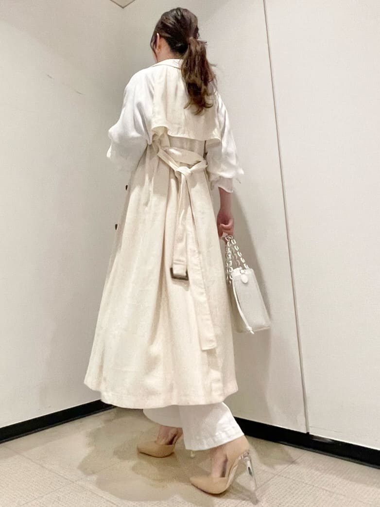 ホワイト系のその他アウター、パープル系のシャツ/ブラウス、ベージュ系のパンプスを着用したレディースの冬コーディネートの3枚目の写真