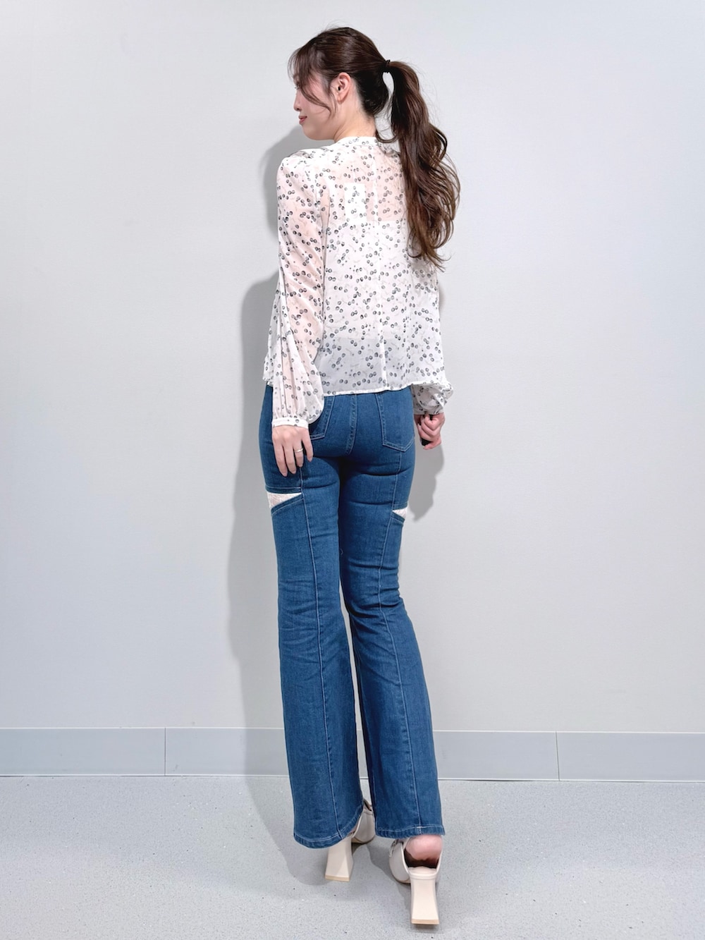 ブルー系のデニムパンツ、ホワイト系のテーラードジャケット、ホワイト系のシャツ/ブラウスを着用したレディースの春コーディネートの8枚目の写真