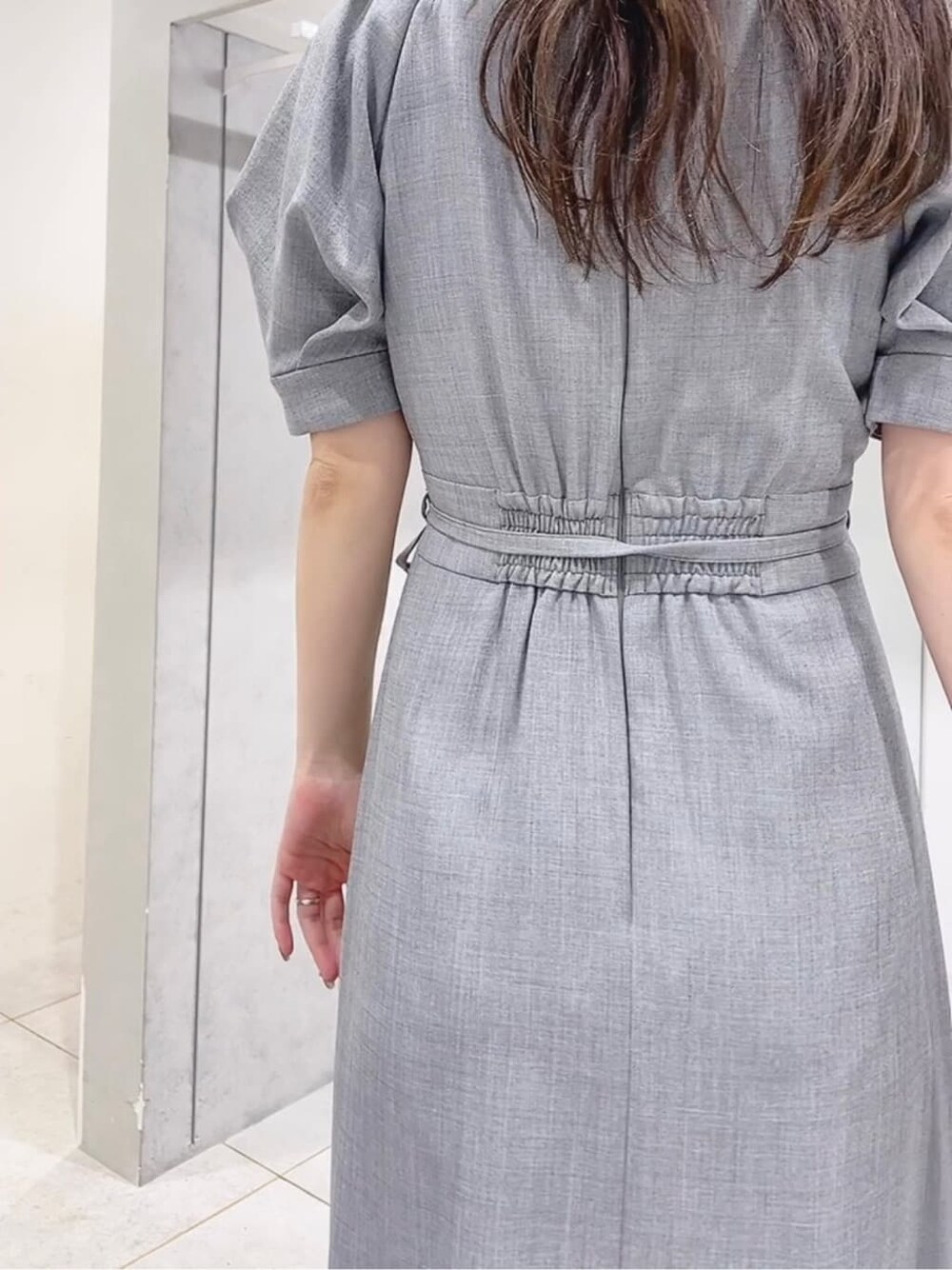 グリーン系のサンダル、ブルー系のワンピースを着用したレディースの夏コーディネートの5枚目の写真