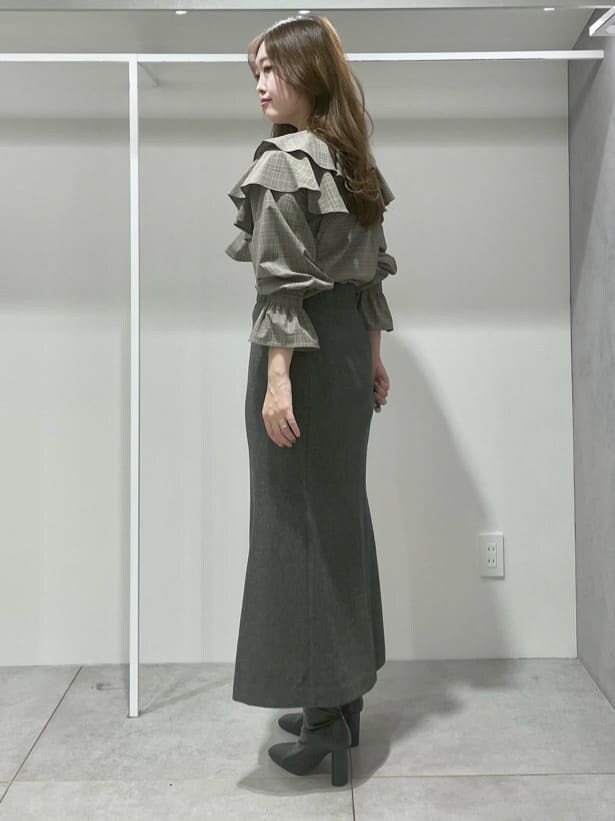 ブラック系のブーツ、その他のシャツ/ブラウス、その他のシャツ/ブラウスを着用したレディースの秋コーディネートの2枚目の写真