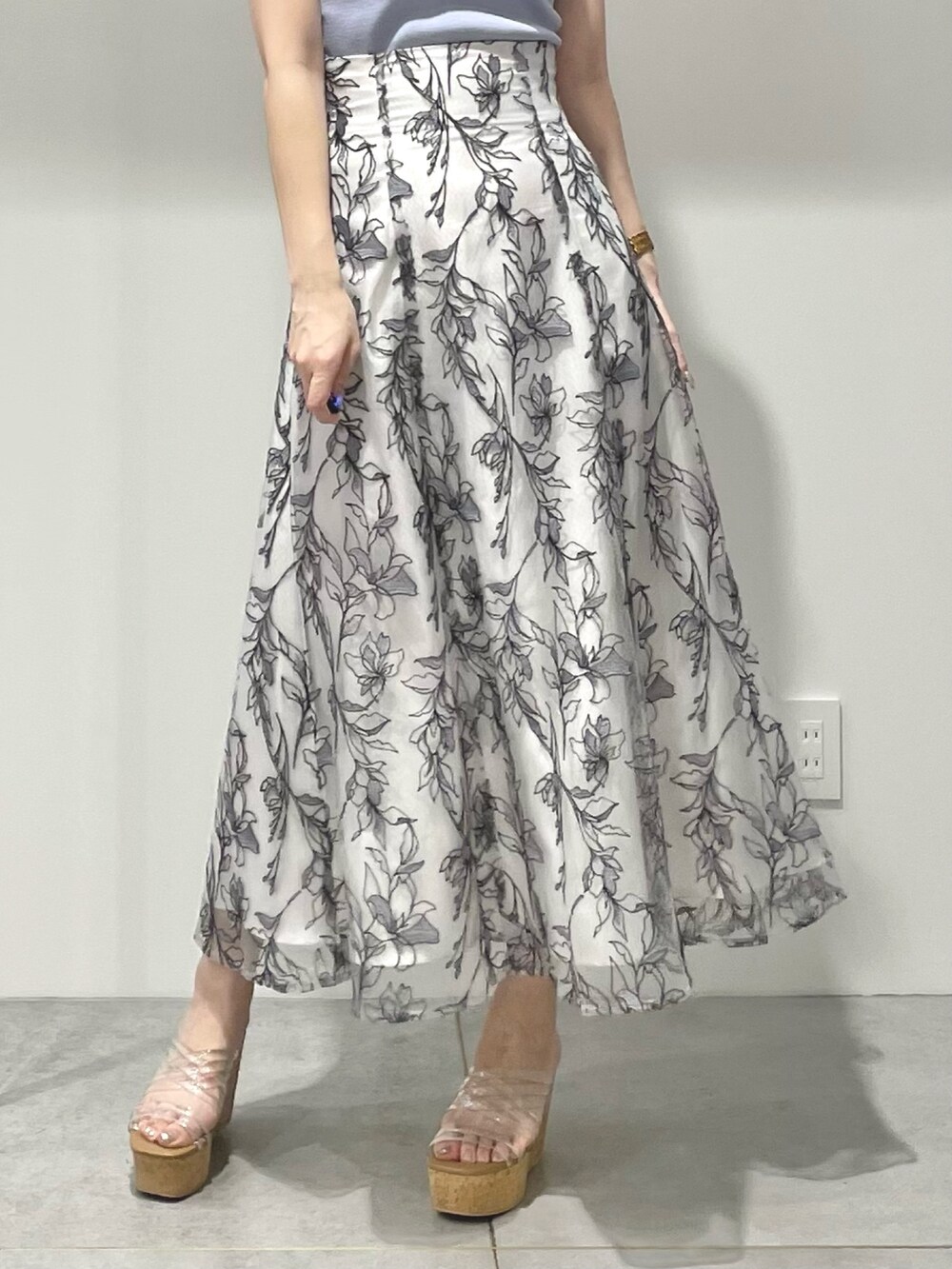 ブルー系のニット/セーター、グレー系のスカート、その他のサンダルを着用したレディースの春コーディネートの7枚目の写真