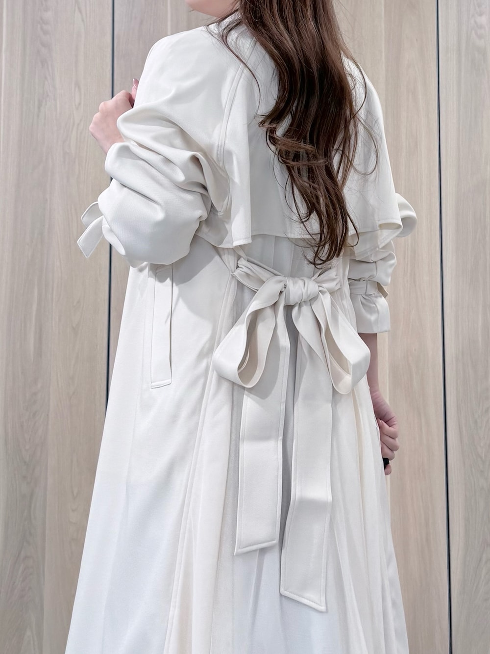 グリーン系のシャツ/ブラウス、グリーン系のスカート、ホワイト系のトレンチコートを着用したレディースの春コーディネートの5枚目の写真