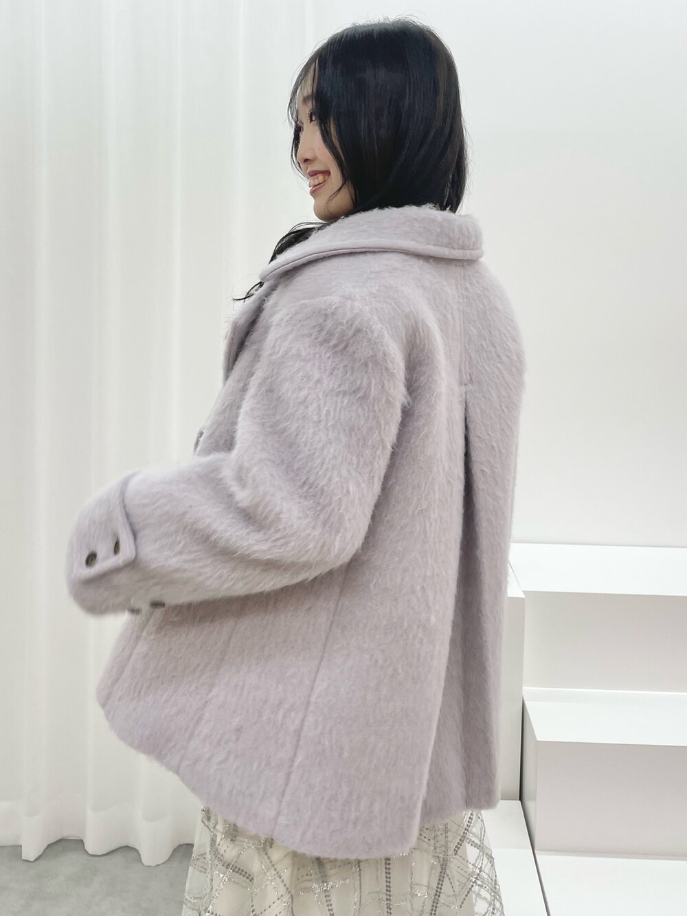 ホワイト系のスカート、グレー系のその他アウター、ホワイト系のニット/セーターを着用したレディースの夏コーディネートの7枚目の写真