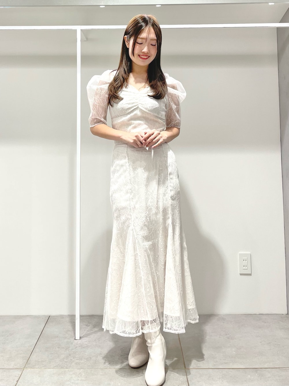 ホワイト系のシャツ/ブラウス、ホワイト系のスカート、ホワイト系のブーツを着用したレディースの冬コーディネートの2枚目の写真