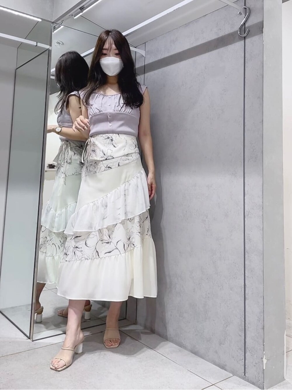 ホワイト系のスカート、ベージュ系のサンダル、パープル系のニット/セーターを着用したレディースの夏コーディネートの3枚目の写真