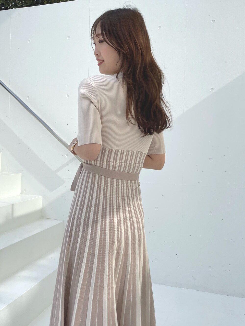 ベージュ系のワンピース、ブラウン系のブーツを着用したレディースの春コーディネートの5枚目の写真