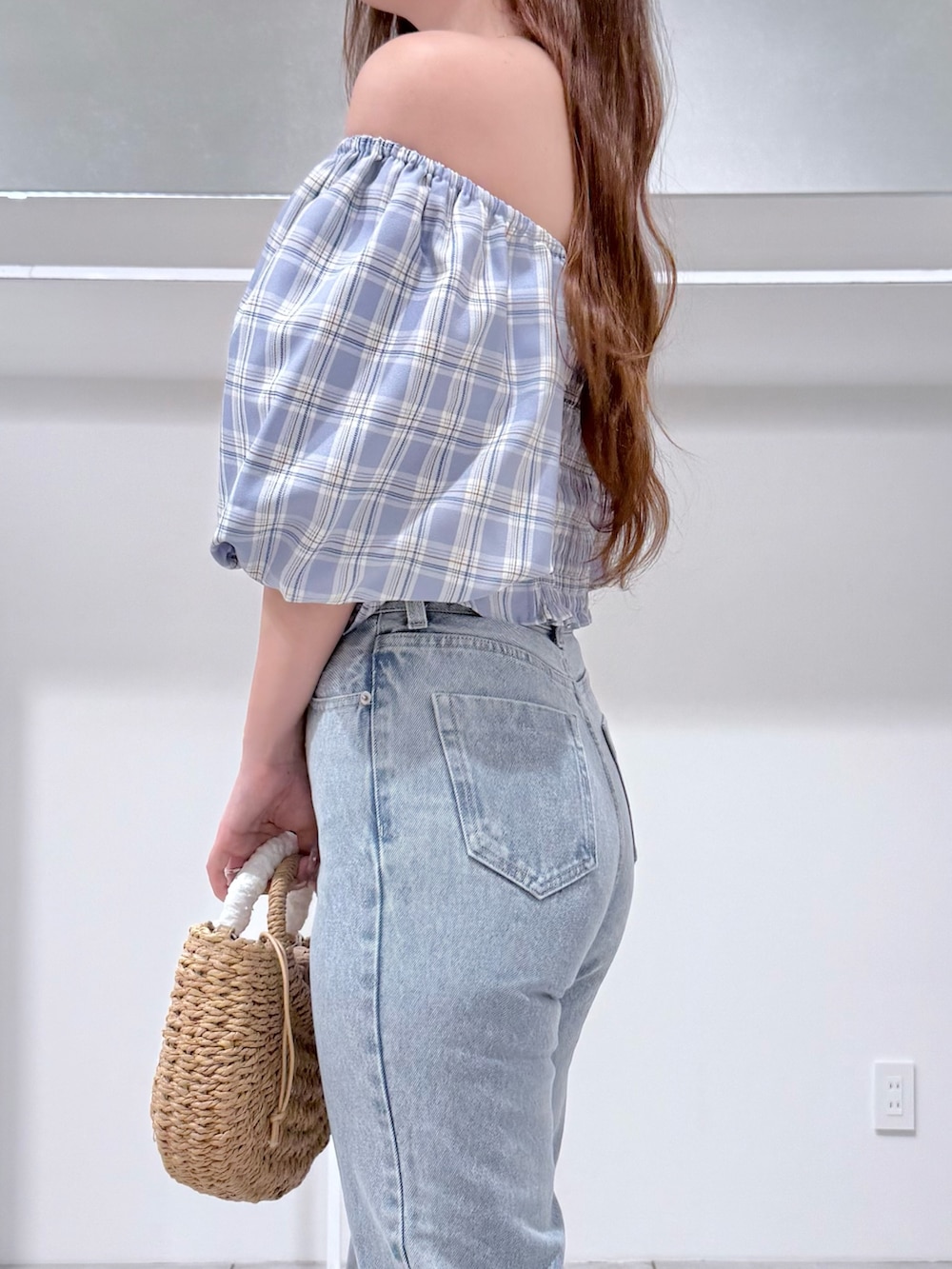 ブルー系のシャツ/ブラウス、ブルー系のデニムパンツ、ベージュ系のハンドバッグを着用したレディースの春コーディネートの5枚目の写真