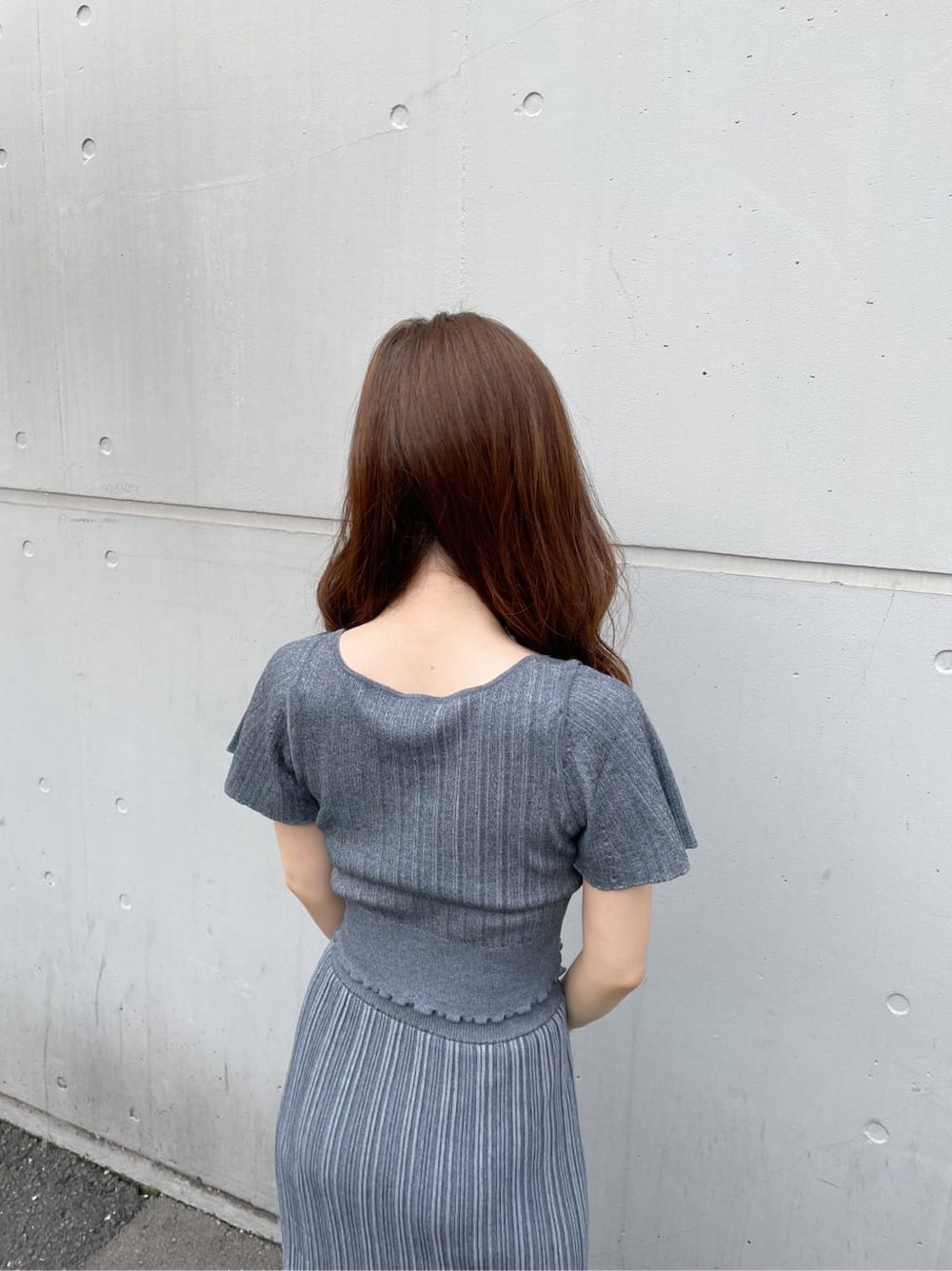 ブラウン系のサンダル、ブルー系のワンピース、ベージュ系のショルダーバッグを着用したレディースの夏コーディネートの5枚目の写真