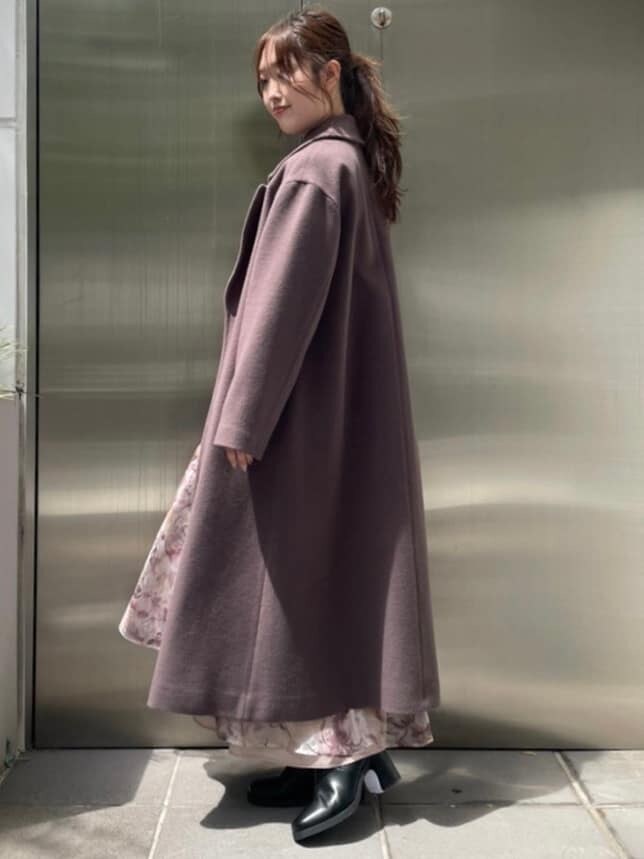 ホワイト系のハンドバッグ、ブラウン系のチェスターコート、レッド系のニット/セーターを着用したレディースの秋コーディネートの3枚目の写真