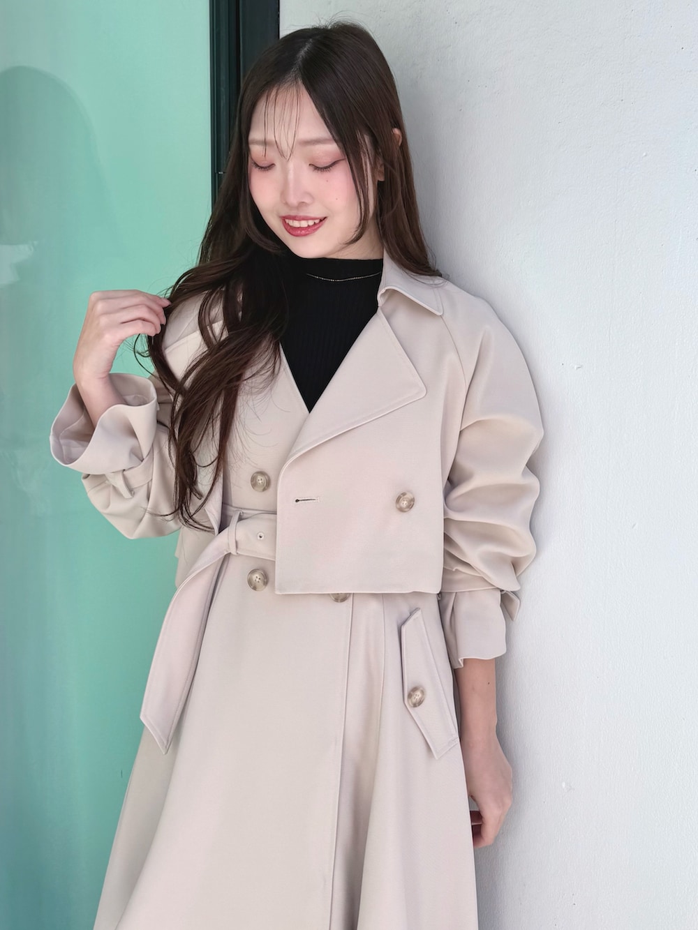 ベージュ系のワンピース、ベージュ系のブーツ、ベージュ系のトレンチコートを着用したレディースの冬コーディネートの4枚目の写真