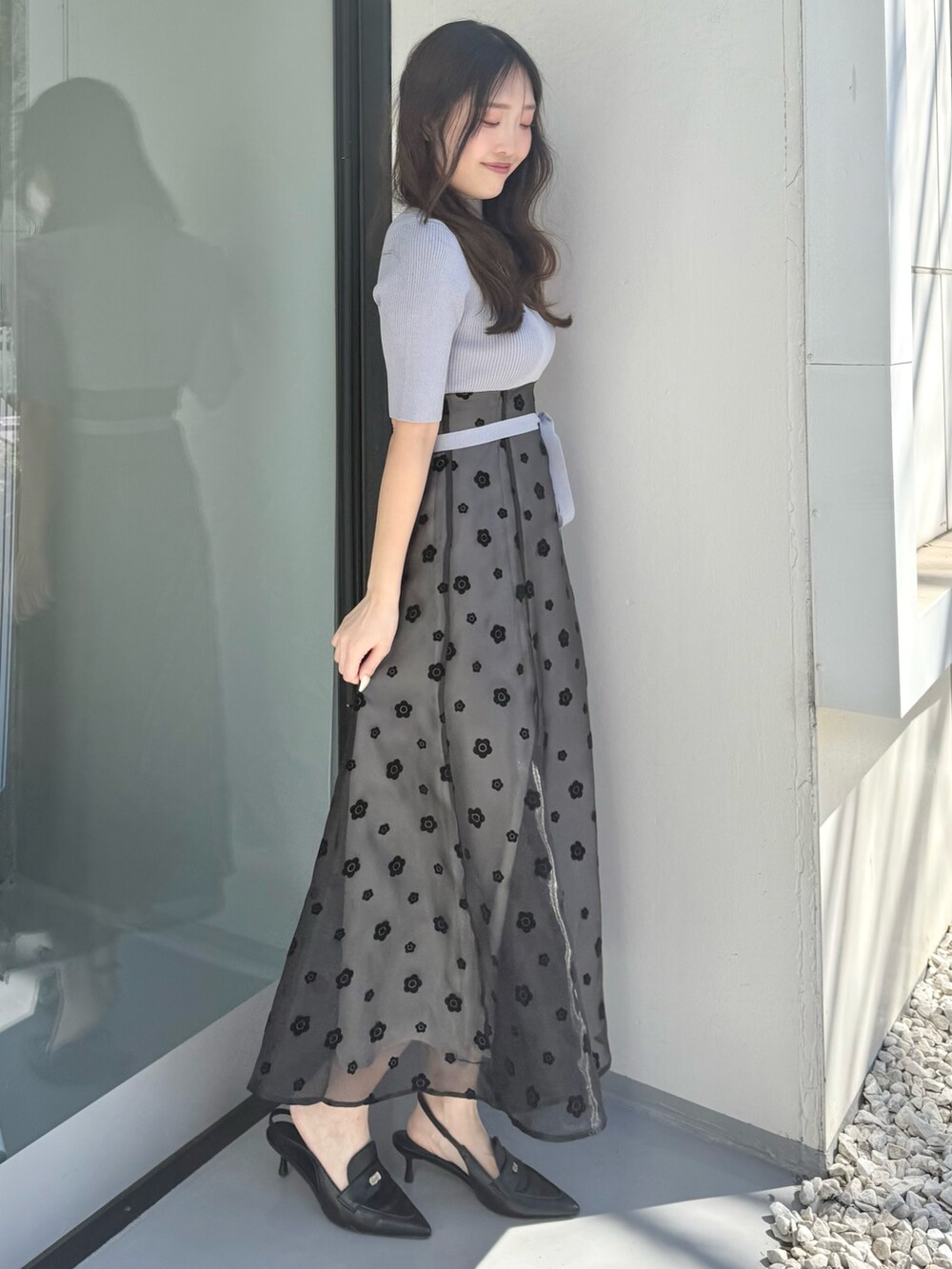 グレー系のワンピース、ブラック系のパンプスを着用したレディースの春コーディネートの3枚目の写真