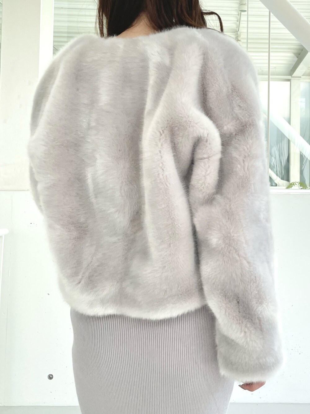 ブラウン系のブーツ、グレー系のその他アウター、ベージュ系のワンピースを着用したレディースの冬コーディネートの5枚目の写真