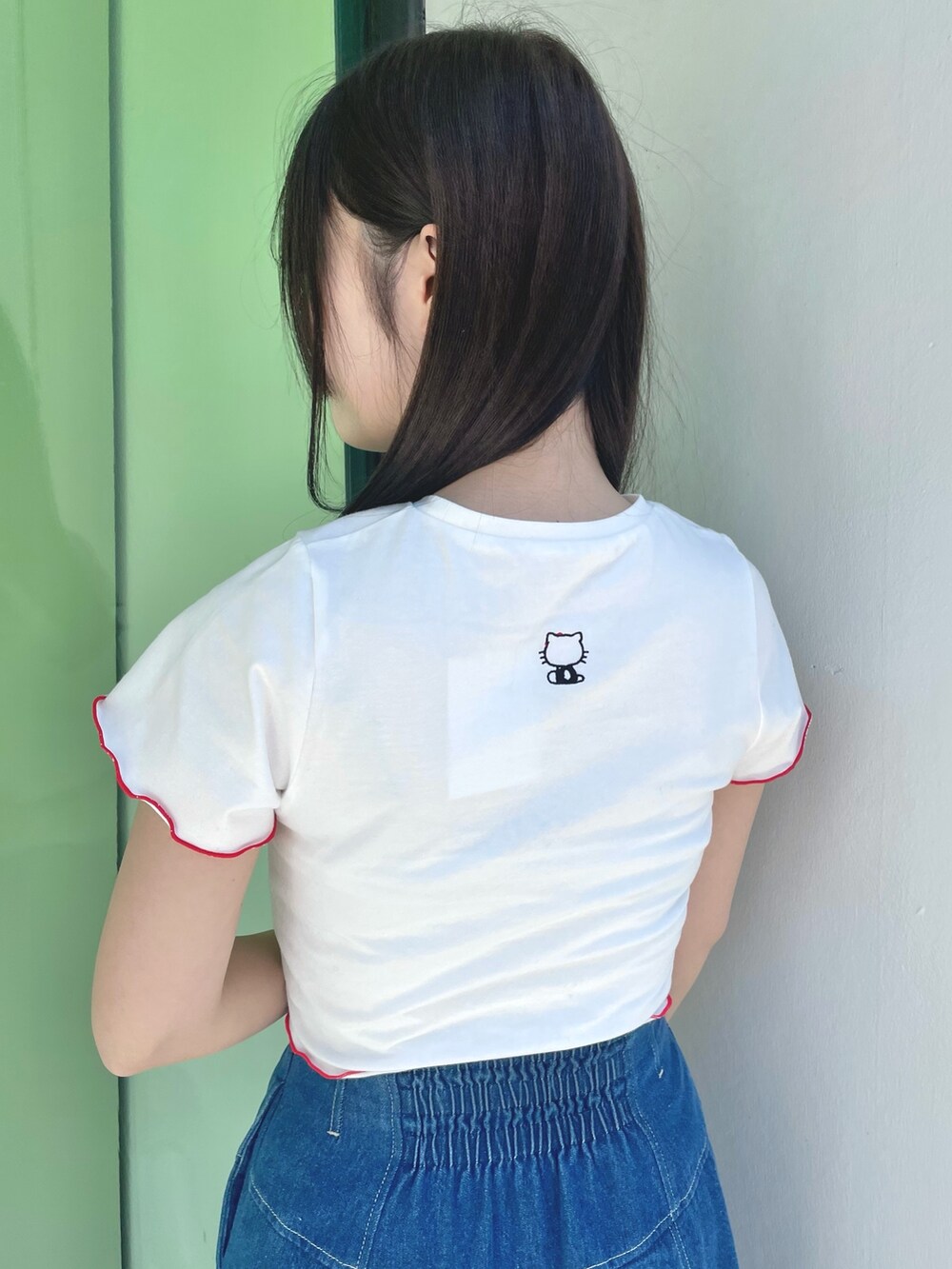 ブルー系のスカート、シルバー系のハンドバッグ、シルバー系のパンプスを着用したレディースの春コーディネートの7枚目の写真