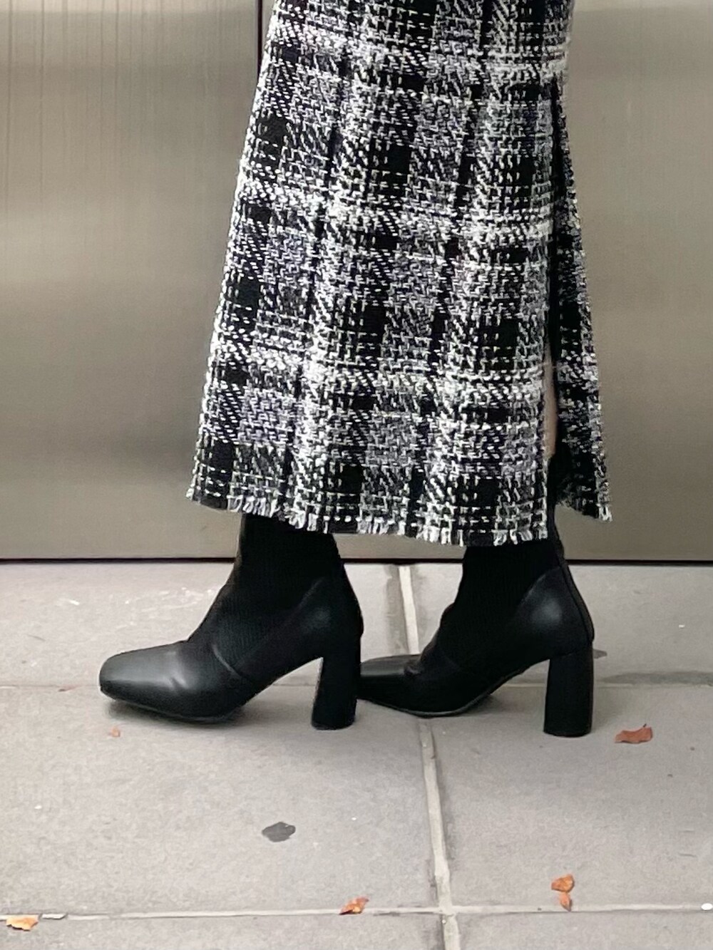 グリーン系のカーディガン/ボレロ、ブラック系のスカート、ブラック系のブーツを着用したレディースの秋コーディネートの9枚目の写真