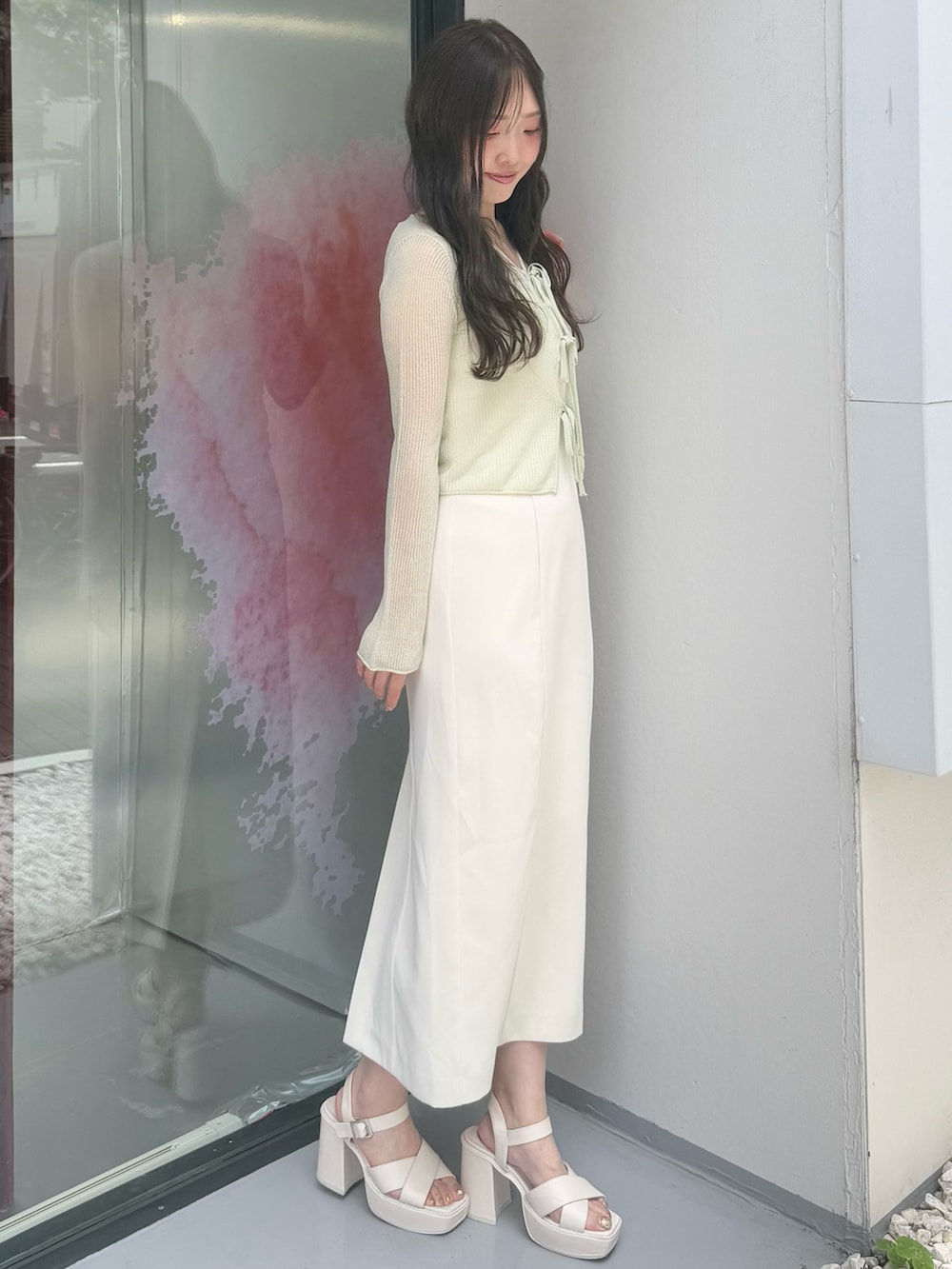 「マーキュリーデュオ、マーキュリーデュオ(MERCURYDUO)、マーキュリーデュオコーデ、シアーカーディガン、シアーカーデ、夏コーデ、キャミワンピ、キャミワンピース、キャミワンピコーデ、キャミワンピースコーデ、高身長、高身長女子、高身長コーデ」｜「MERCURYDUOのIラインキャミワンピース（ワンピース、ホワイト系）」を使った、仲田桃子さん（レディース・165cm）の夏コーディネートの5枚目の写真