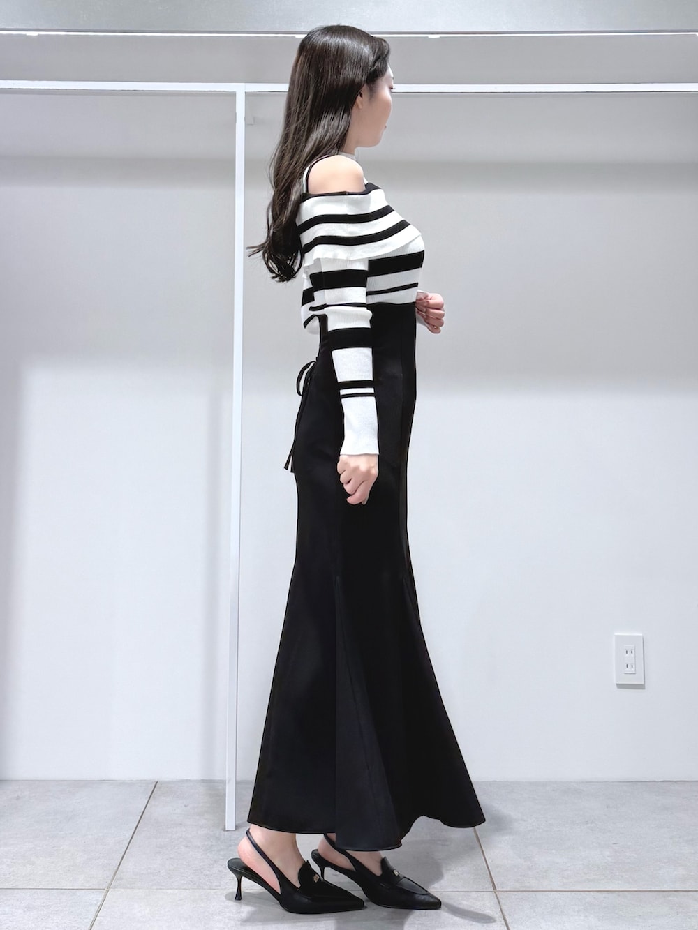 その他のニット/セーター、ブラック系のスカート、ブラック系のパンプスを着用したレディースの春コーディネートの3枚目の写真