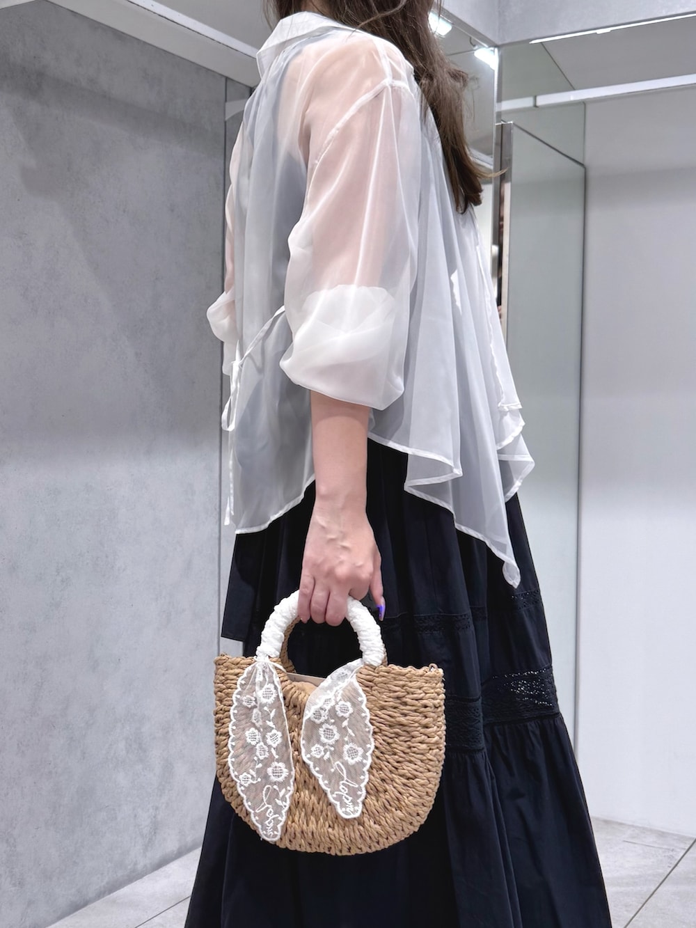 ホワイト系のシャツ/ブラウス、ブルー系のワンピース、その他のサンダルを着用したレディースの夏コーディネートの6枚目の写真