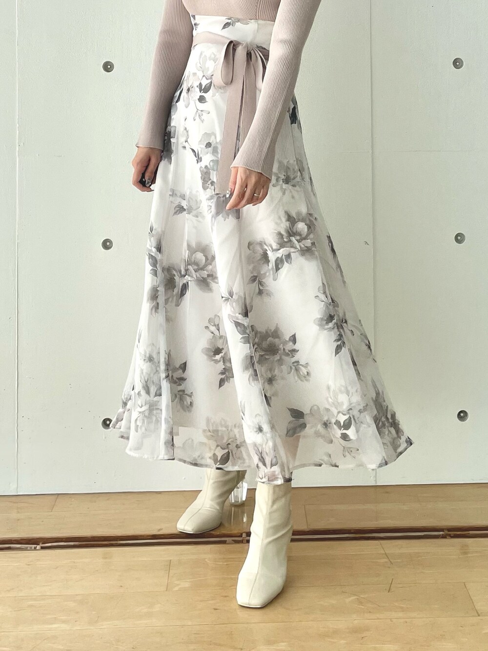 ベージュ系のワンピース、ホワイト系のブーツを着用したレディースの秋コーディネートの7枚目の写真