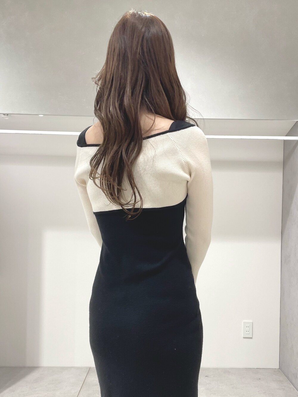 ブラック系のワンピース、ブラック系のブーツを着用したレディースの冬コーディネートの7枚目の写真