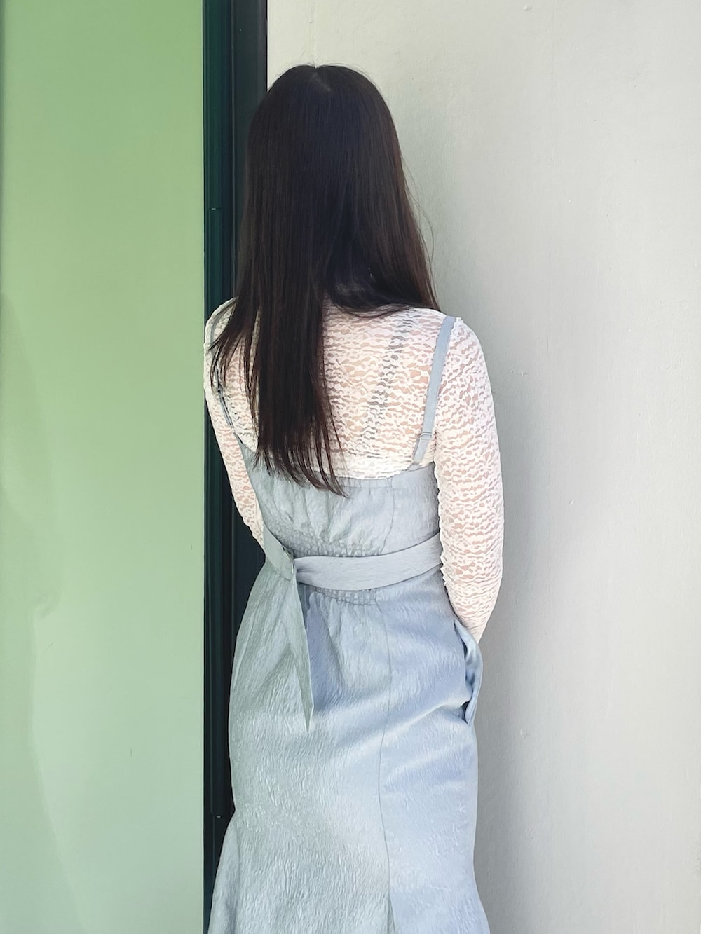 ホワイト系のTシャツ/カットソー、ブルー系のワンピース、その他のサンダルを着用したレディースの春コーディネートの7枚目の写真