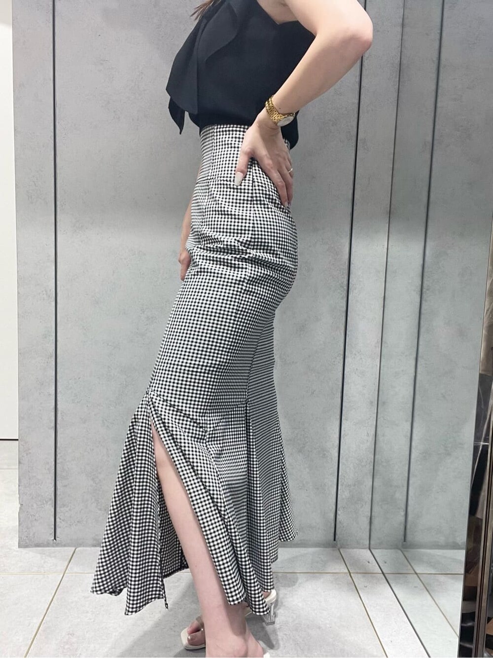 その他のスカート、ブラック系のニット/セーターを着用したレディースの夏コーディネートの5枚目の写真