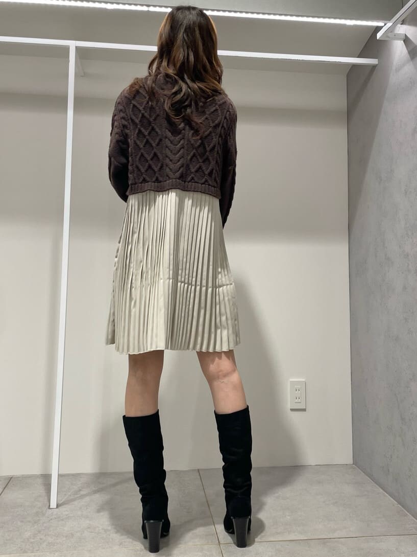 ブラウン系のワンピースを着用したレディースの冬コーディネートの3枚目の写真