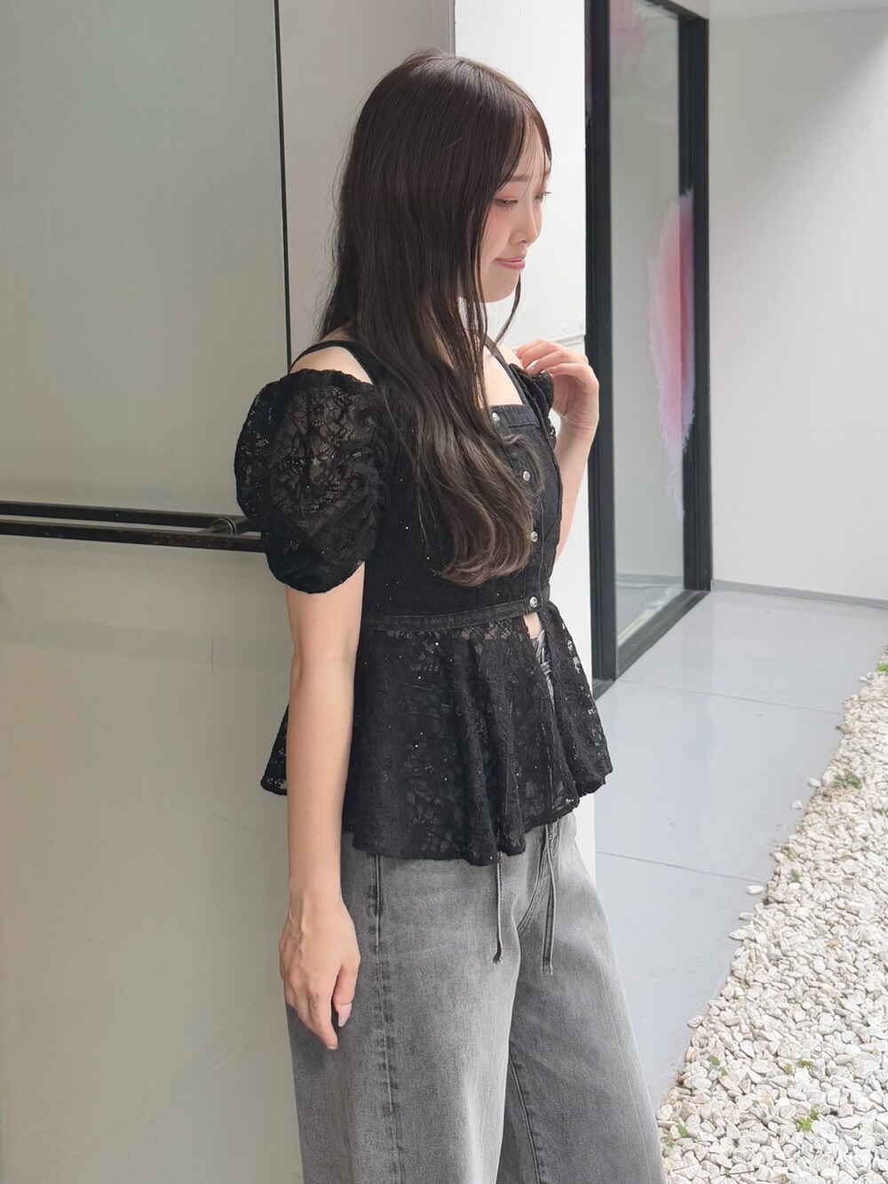 グレー系のデニムパンツ、ブラック系のサンダル、ブラック系のシャツ/ブラウスを着用したレディースの夏コーディネートの6枚目の写真