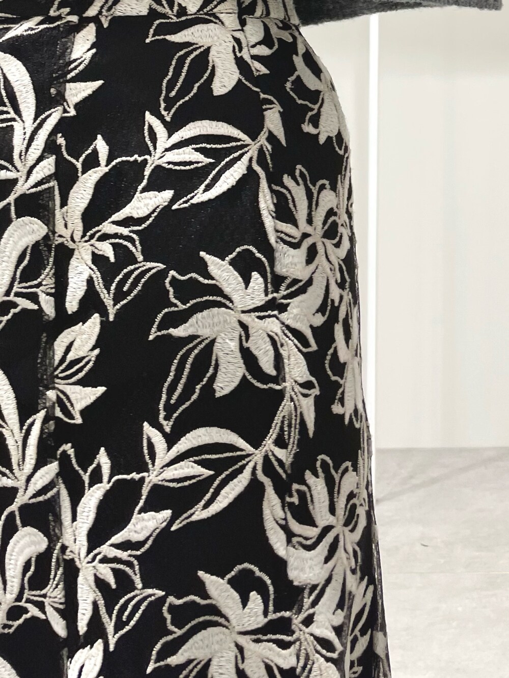 ブラック系のスカート、ブラック系のブーツ、グレー系のニット/セーターを着用したレディースの冬コーディネートの8枚目の写真