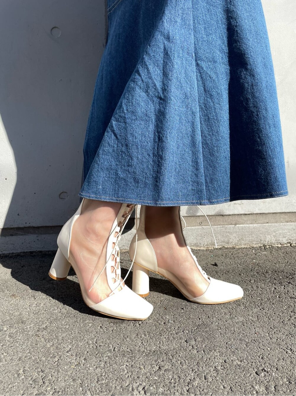 ホワイト系のシャツ/ブラウス、ブルー系のワンピース、ホワイト系のその他シューズを着用したレディースの冬コーディネートの7枚目の写真