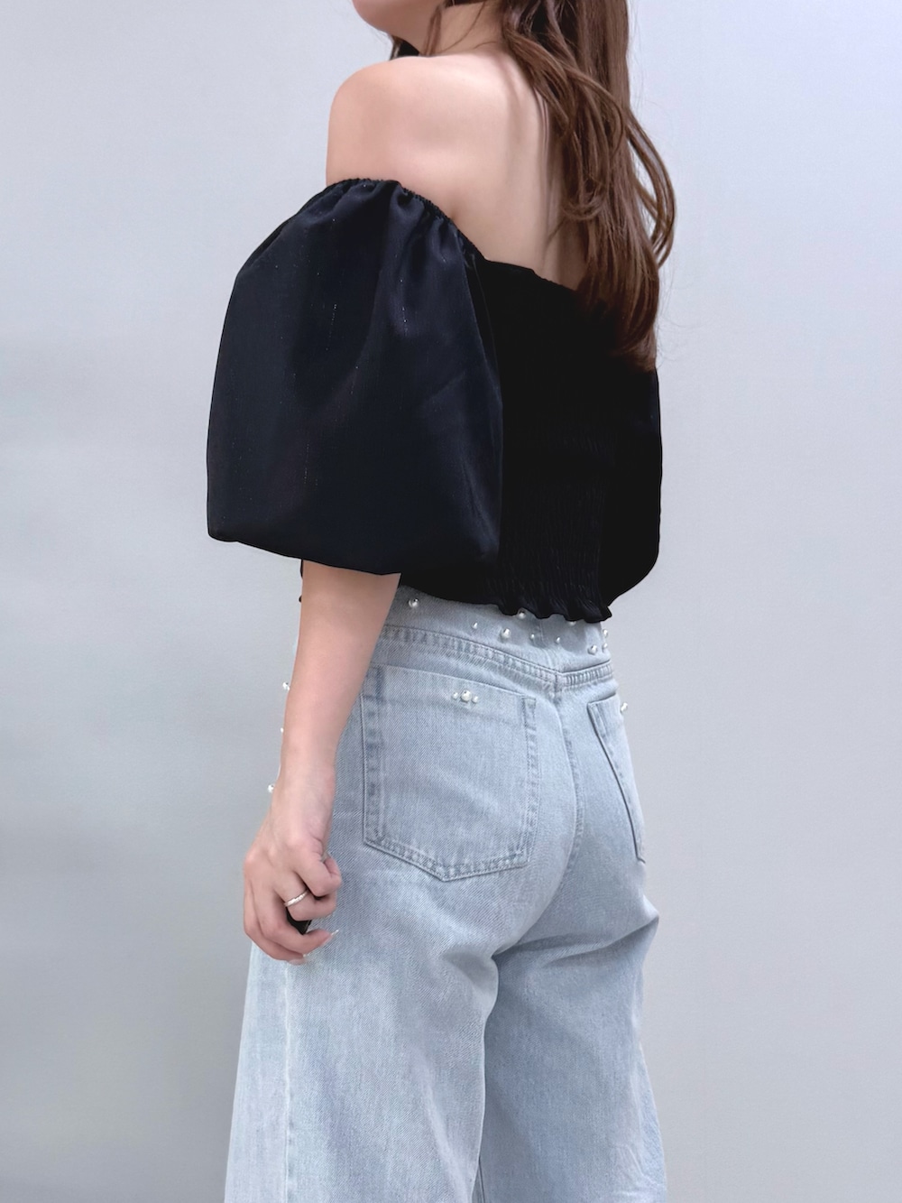 ブルー系のデニムパンツ、グリーン系のショルダーバッグ、ブラック系のサンダルを着用したレディースの夏コーディネートの6枚目の写真